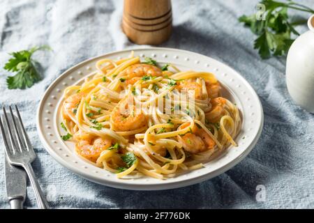 Hausgemachte Garnelenfettuccine Alfredo Pasta mit Petersilie Stockfoto