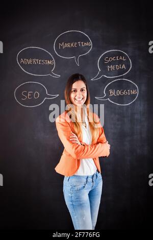 Geschäftsfrau Expertise in Marketing und Social Media Stockfoto