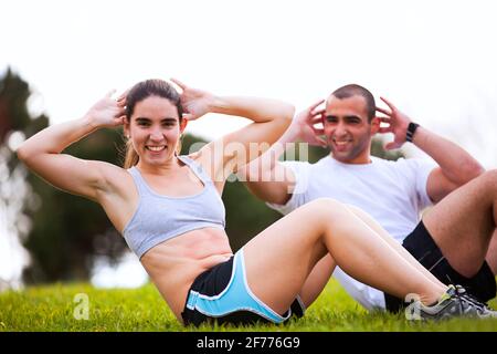 Paar im Stadtpark trainieren Stockfoto