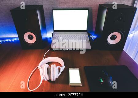 Home Music Studio Workplace Mockup Chroma Key Copy Pace Kopfhörer Lautsprecher App Online-Audio-Verteilung Stockfoto