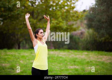 Frau im Park trainieren Stockfoto