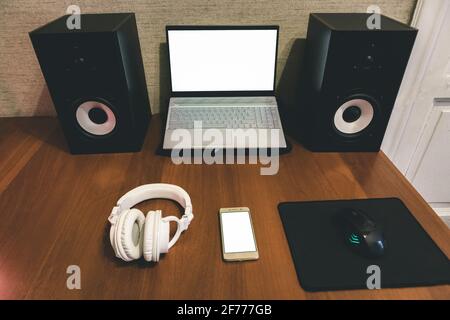 Home Music Studio Workplace Mockup Chroma Key Copy Pace Kopfhörer Lautsprecher App Online-Audio-Verteilung Stockfoto