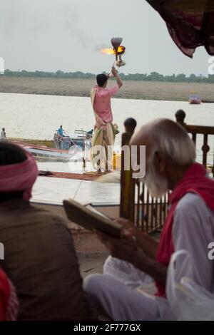 Varanasi, Indien. Puja am frühen Morgen Stockfoto