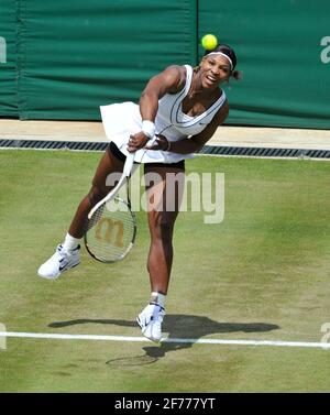 WIMBLEDON 2011. Tag. SERENA WILLIAMS WÄHREND IHRES MATCHES MIT SIMONA HALEP. 23/6/2011. BILD DAVID ASHDOWN Stockfoto