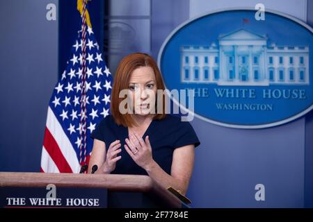 Washington, Usa. April 2021. Die Pressesprecherin des Weißen Hauses, Jen Psaki, hält am 05. April 2021 eine Pressekonferenz im James Brady Press Briefing Room des Weißen Hauses in Washington, DC, USA. Quelle: SIPA USA/Alamy Live News Stockfoto