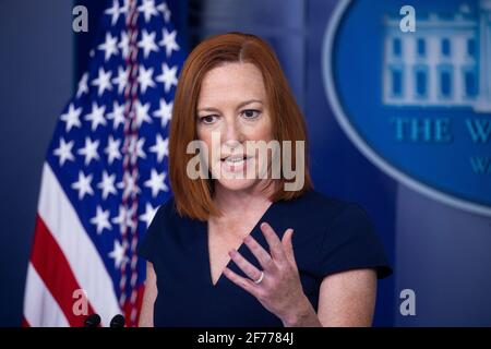 Washington, Usa. April 2021. Die Pressesprecherin des Weißen Hauses, Jen Psaki, hält am 05. April 2021 eine Pressekonferenz im James Brady Press Briefing Room des Weißen Hauses in Washington, DC, USA. Quelle: SIPA USA/Alamy Live News Stockfoto