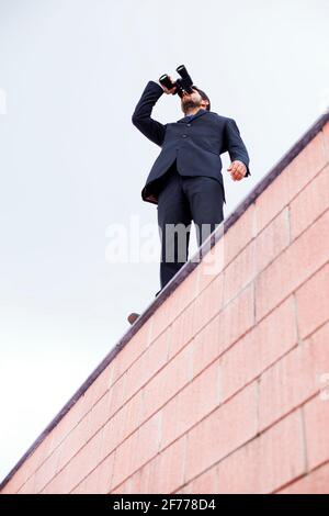 Ein Geschäftsmann schaute durch sein Fernglas Stockfoto