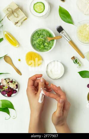 Handgemachte Creme mit organischen natürlichen Zutaten wie Kräuter, Blumen, Zitrone, Öl Frau Hände Stockfoto