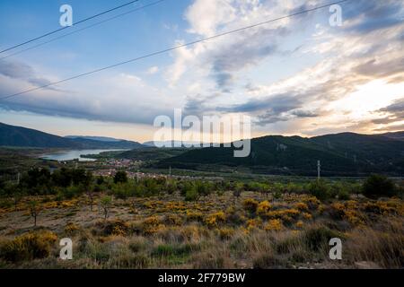 Sonnenuntergang über den Bergen neben der Stadt La Pobla de Segur. Stockfoto