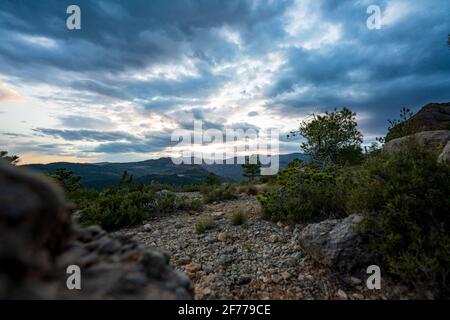 Sonnenuntergang über den Bergen neben der Stadt La Pobla de Segur. Stockfoto