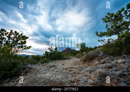 Sonnenuntergang über den Bergen neben der Stadt La Pobla de Segur. Stockfoto