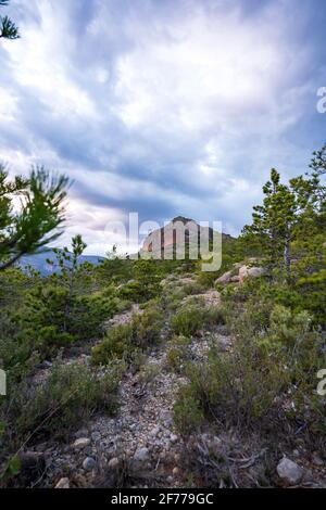 Sonnenuntergang über den Bergen neben der Stadt La Pobla de Segur. Stockfoto