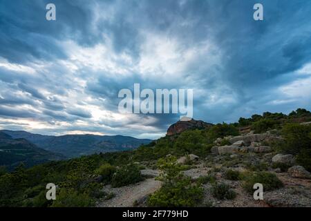 Sonnenuntergang über den Bergen neben der Stadt La Pobla de Segur. Stockfoto