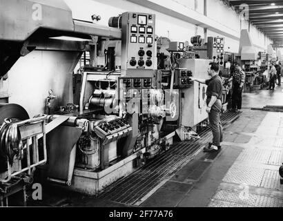 Sandvikens Eisenwerk (Sandvikens Jernverk). Kaltwalzen von rostfreiem Rasierstahl in der Walzmühle durch Sandviken eigene Konstruktion. Die Arbeiten umfassen die Ausstattung mit Instrumenten zur automatischen Steuerung und Kontrolle der Banddicke. Stockfoto