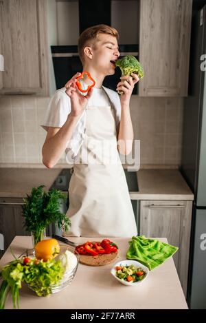 Koch Kerl bereitet veganen Salat, frischen Pfeffer, in der Küche. Gesundes Essen. Stockfoto