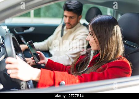 Frau, die mit dem Auto telefoniert Stockfoto