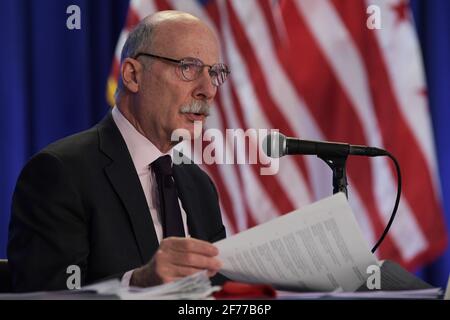 Washington, District of Columbia, USA. April 2021. Der Ratsvorsitzende von DC, PHIL MENDELSON, spricht heute am 05. April 2021 bei einer Pressekonferenz in Old Council Chambers in Washington DC, USA, über Covid19-Impfstoffe, die Sicherheit des Kapitols und die Situation der Obdachlosen. Quelle: Lenin Nolly/ZUMA Wire/Alamy Live News Stockfoto