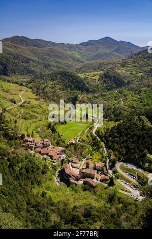 Blick vom Weg zum Gipfel der Comanegra (Provinz Girona, Katalonien, Spanien, Pyrenäen) ESP: Vistas del Pueblo de beget desde arriba (España) Stockfoto