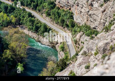 Schlucht von Collegats in den Pyrenäen. Wir können den Fluss Noguera Pallaresa und die alte Straße sehen. Luftaufnahme von der Spitze der Klippe. Stockfoto