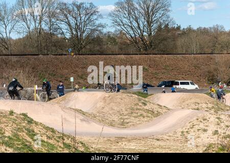 Mountain- und BMX-Radstrecke im Edenbrook Country Park mit Radfahrern, Fleet, Hampshire, Großbritannien Stockfoto