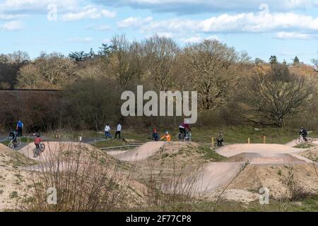 Mountain- und BMX-Radstrecke im Edenbrook Country Park mit Radfahrern, Fleet, Hampshire, Großbritannien Stockfoto