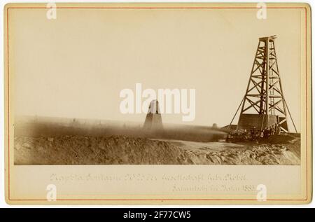 Nafontafontän Nr. 25 der Brothers Nobel Companies. Sabuntschi 1883 in Baku. (Mehr Text ist auf der Rückseite des Fotos verfügbar) .Fotographie ist in rotem Karton mit dem Text erhältlich - Bilder von einigen Bau in NAFTA Produktion Aktien Unternehmen die Brüder Nobel. Stockfoto