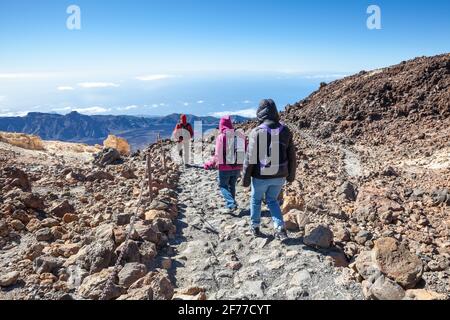 Gruppe von Wanderern, die auf einem Pfad in den Bergen wandern, Steinwanderweg zum Vulkan Teide. Teneriffa, Kanarische Inseln, Spanien, Europa Stockfoto