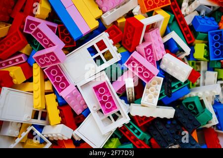 Kinderkonstrukteur in mehreren Farben. Details aus dem Farbkonstruktor. Stockfoto