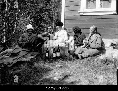 Carl Richard Nyberg, genannt Flight-Nyberg (ganz rechts), zusammen mit mehreren Personen auf einem Pick-Nick. Das Bild links an das Technische Museum von Frau Greta Broberg, Stockholm, durch die filmhistorischen Sammlungen Januar 1952. Stockfoto