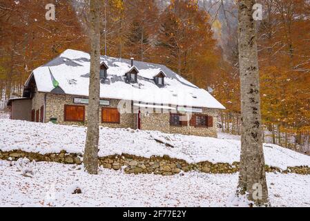 Conangles Refugium im Herbst mit ersten Schnees (Aran-Tal, Katalonien, Spanien, Pyrenäen) ESP: Refugio de Conangles en otoño con las primeras nieves Stockfoto