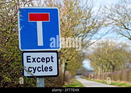 Eine ruhige Landstraße in Angus, Schottland, Großbritannien, mit einem Straßenschild, das darauf hinweist, dass es sich um eine Durchgangsstraße mit Ausnahme von Radfahrern handelt. Stockfoto