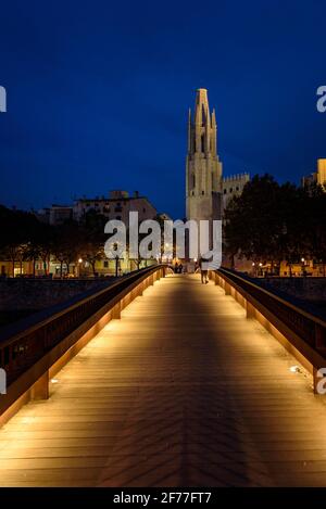 Das historische Viertel Girona am Abend der blauen Stunde, mit dem Fluss Onyar im Vordergrund (Girona, Katalonien, Spanien) Stockfoto