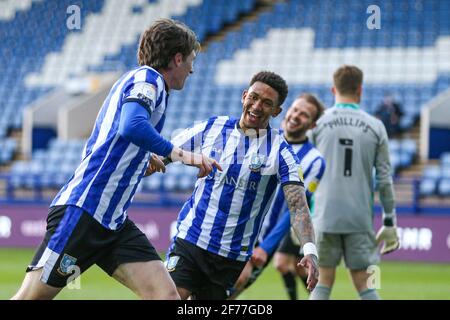 Am Mittwoch in Sheffield feiert der Adam Reach (links) mit Liam Palmer, nachdem er während des Spiels der Sky Bet Championship in Hillsborough, Sheffield, das fünfte Tor seiner Seite erzielt hatte. Bilddatum: Montag, 5. April 2021. Stockfoto