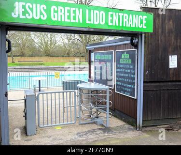 cambridge, Vereinigtes Königreich, England, 03-04-2021. Außenansicht von Cambridge Lido auf Jesus Green in Cambridge , für Schwimmer während der aktuellen Pandemie geöffnet, das Schwimmen p Stockfoto