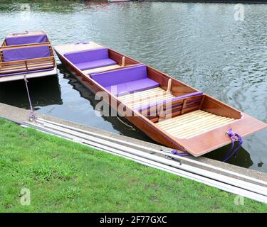 cambridge, Vereinigtes Königreich, England, 03-04-2021. Leere bunte Freizeitpunts, die am Flussufer vertäut sind, wird der Modus der Übertragung verwendet, um Touristen zu sehen, alo Stockfoto