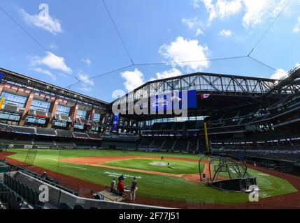 Apr 05, 2021: Das Dach wurde eröffnet und der Ballpark wird für den Heimauftakt der Texas Rangers vorbereitet, bevor ein Opening Day MLB-Spiel zwischen den Toronto Blue Jays und den Texas Rangers im Globe Life Field in Arlington, TX, Albert Pena/CSM, stattfinden wird Stockfoto