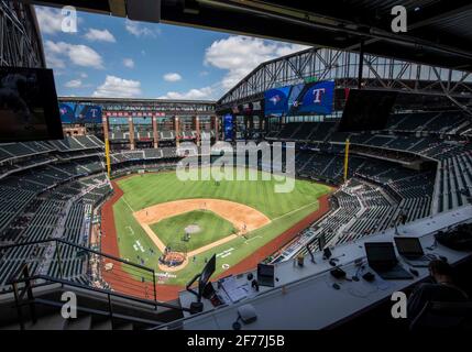 Apr 05, 2021: Das Dach wurde eröffnet und der Ballpark wird für den Heimauftakt der Texas Rangers vorbereitet, bevor ein Opening Day MLB-Spiel zwischen den Toronto Blue Jays und den Texas Rangers im Globe Life Field in Arlington, TX, Albert Pena/CSM, stattfinden wird Stockfoto