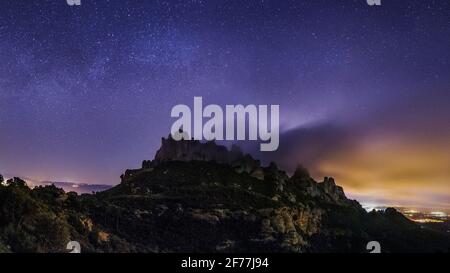 Montserrat-Westwand und Roca Foradada von Sant Pau Vell de la Guàrdia bei Nacht gesehen (Provinz Barcelona, Katalonien, Spanien) Stockfoto