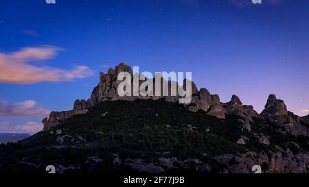 Montserrat-Westwand und Roca Foradada von Sant Pau Vell de la Guàrdia bei Nacht gesehen (Provinz Barcelona, Katalonien, Spanien) Stockfoto