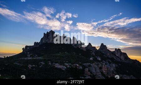 Montserrat-Westwand und Roca Foradada von Sant Pau Vell de la Guàrdia bei Sonnenaufgang gesehen (Provinz Barcelona, Katalonien, Spanien) Stockfoto