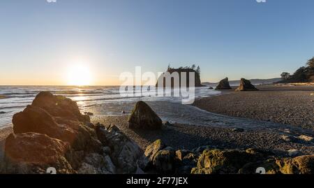 Sonnenuntergang entlang der zerklüfteten Küste von Washington am Ruby Beach im Olympic National Park. Stockfoto