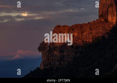 Montserrat-Westwand und Roca Foradada von Sant Pau Vell de la Guàrdia bei Sonnenuntergang (Provinz Barcelona, Katalonien, Spanien) Stockfoto