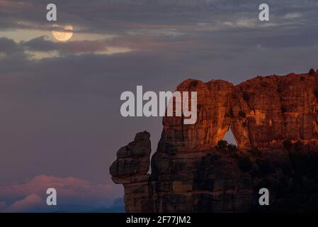 Montserrat-Westwand und Roca Foradada von Sant Pau Vell de la Guàrdia bei Sonnenuntergang (Provinz Barcelona, Katalonien, Spanien) Stockfoto