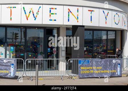 COVID 19 Schnelltestzentrum im 21-Café-Restaurant in Southend on Sea, Essex, Großbritannien, an der Western Esplanade. Website des Rates Stockfoto