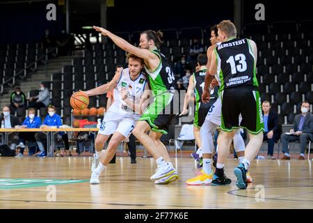 Karlsruhe, Deutschland. April 2021. Antonio Pilipovic (Löwen) in einem Duell mit Jonathan Dubas (Trier). GES/Basketball/ProA: PSK Lions - Gladiators Trier, 04/05/2021 - zur weltweiten Nutzung Quelle: dpa/Alamy Live News Stockfoto
