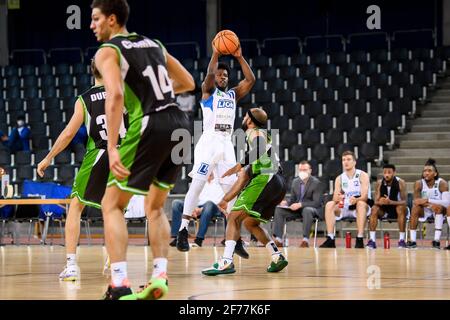 Karlsruhe, Deutschland. April 2021. KC Ross-Miller (Lions) in einem Duell mit Chase Charles-Thomas (Trier). GES/Basketball/ProA: PSK Lions - Gladiators Trier, 04/05/2021 - zur weltweiten Nutzung Quelle: dpa/Alamy Live News Stockfoto