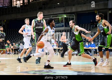 Karlsruhe, Deutschland. April 2021. KC Ross-Miller (Lions) im Duell mit Kevin Swith (Trier). GES/Basketball/ProA: PSK Lions - Gladiators Trier, 04/05/2021 - zur weltweiten Nutzung Quelle: dpa/Alamy Live News Stockfoto