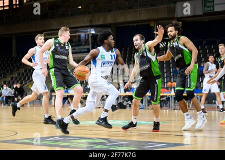 Karlsruhe, Deutschland. April 2021. KC Ross-Miller (Lions) im Duell mit Kevin Swith (Trier). GES/Basketball/ProA: PSK Lions - Gladiators Trier, 04/05/2021 - zur weltweiten Nutzung Quelle: dpa/Alamy Live News Stockfoto