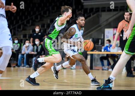 Karlsruhe, Deutschland. April 2021. Gregory Clay Foster (Lions) in einem Duell mit Rupert Hennen (Trier). GES/Basketball/ProA: PSK Lions - Gladiators Trier, 04/05/2021 - zur weltweiten Nutzung Quelle: dpa/Alamy Live News Stockfoto