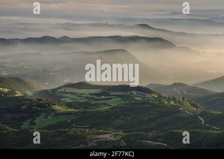 Morgenmist über Pla de Bages bei Sonnenaufgang, vom Montserrat aus gesehen (Provinz Barcelona, Katalonien, Spanien) Stockfoto